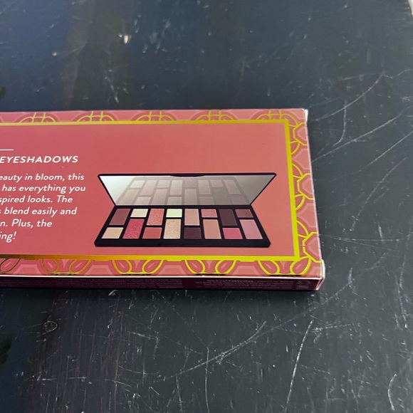 Laura Geller In Full Bloom eyeshadows
Garden Party 16-Color Eyeshadow Palette - Picture 7 of 7